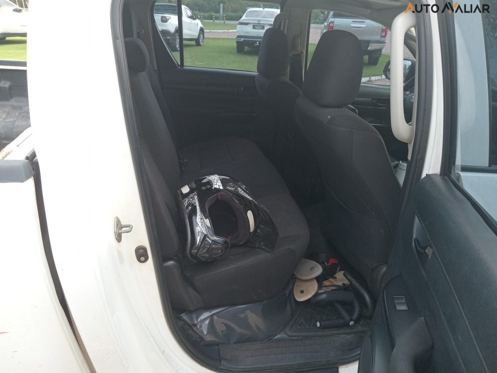 TOYOTA HILUX 2.8 POWER PACK 4X4 CD 16V DIESEL 4P MANUAL