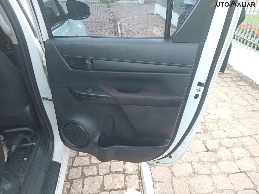 TOYOTA HILUX 2.8 POWER PACK 4X4 CD 16V DIESEL 4P MANUAL