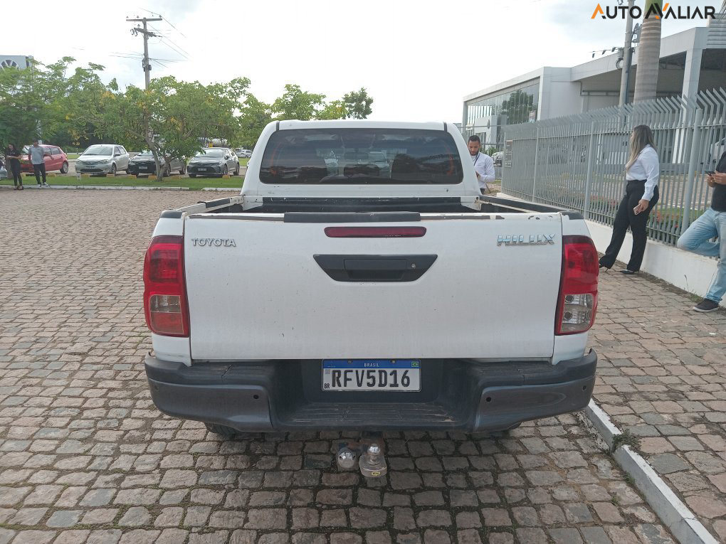 TOYOTA HILUX 2.8 POWER PACK 4X4 CD 16V DIESEL 4P MANUAL