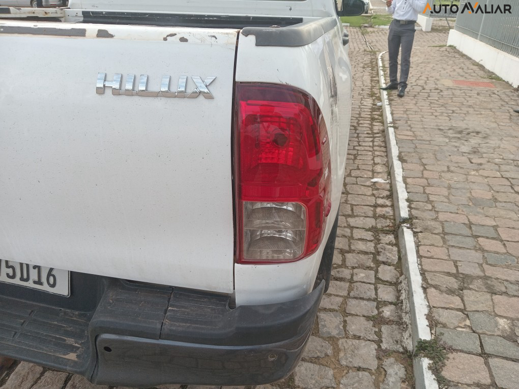 TOYOTA HILUX 2.8 POWER PACK 4X4 CD 16V DIESEL 4P MANUAL