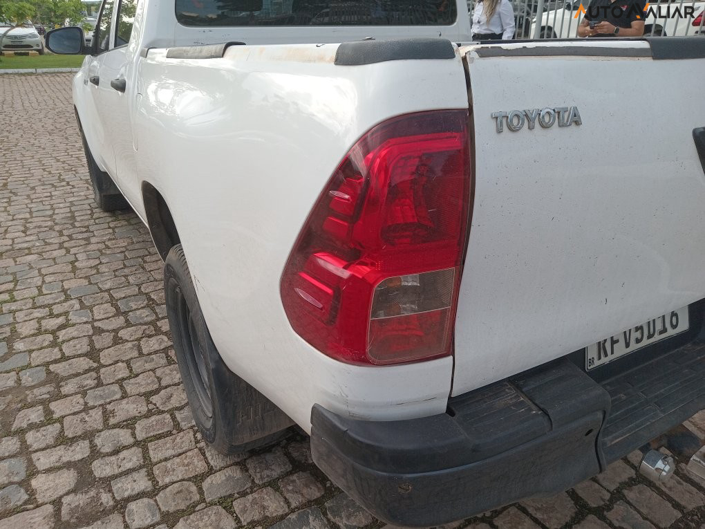 TOYOTA HILUX 2.8 POWER PACK 4X4 CD 16V DIESEL 4P MANUAL