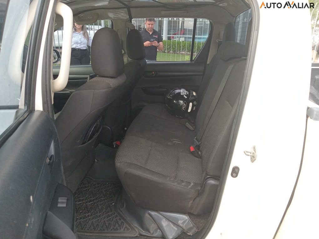 TOYOTA HILUX 2.8 POWER PACK 4X4 CD 16V DIESEL 4P MANUAL