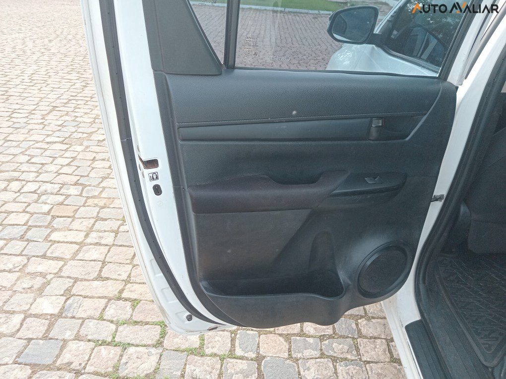 TOYOTA HILUX 2.8 POWER PACK 4X4 CD 16V DIESEL 4P MANUAL