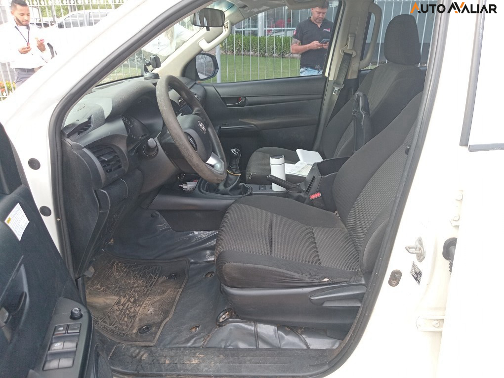 TOYOTA HILUX 2.8 POWER PACK 4X4 CD 16V DIESEL 4P MANUAL