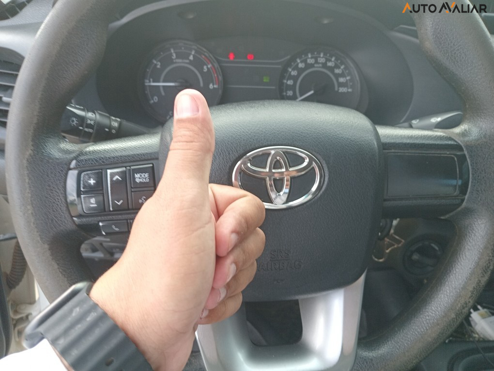 TOYOTA HILUX 2.8 POWER PACK 4X4 CD 16V DIESEL 4P MANUAL