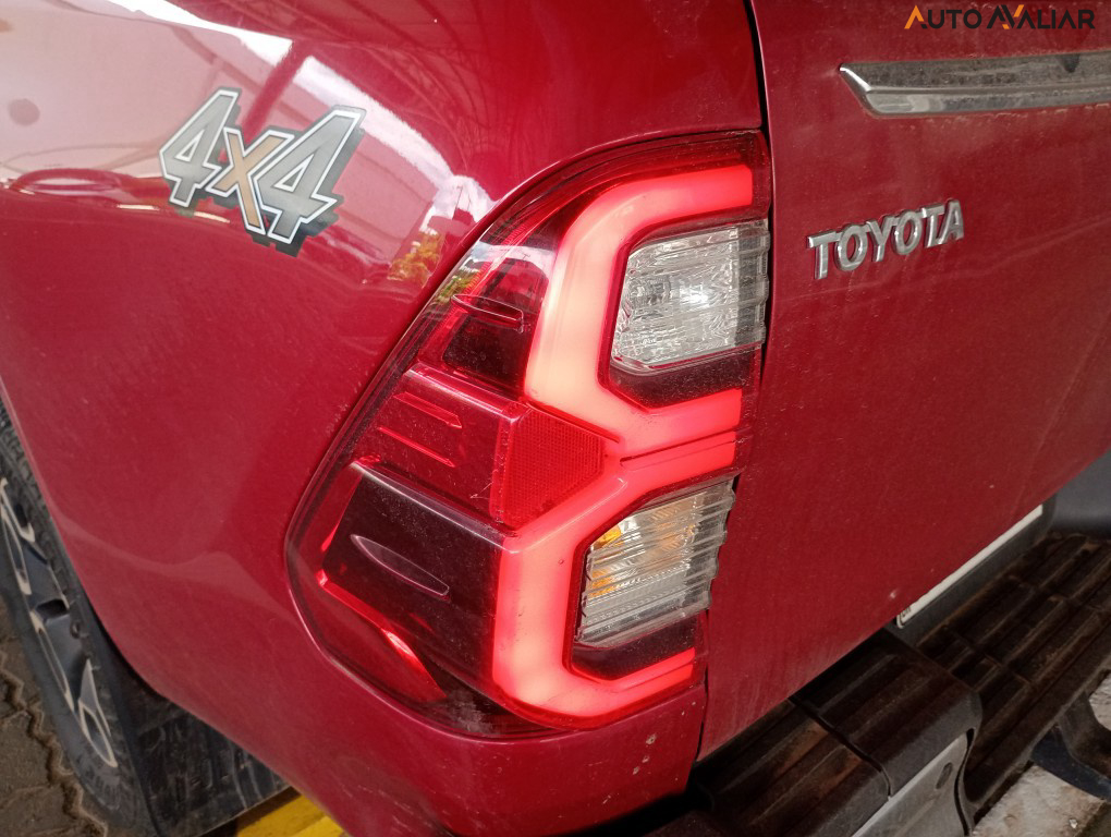 TOYOTA HILUX 2.8 D-4D TURBO DIESEL CD SRX 4X4 AUTOM&Aacute;TICO