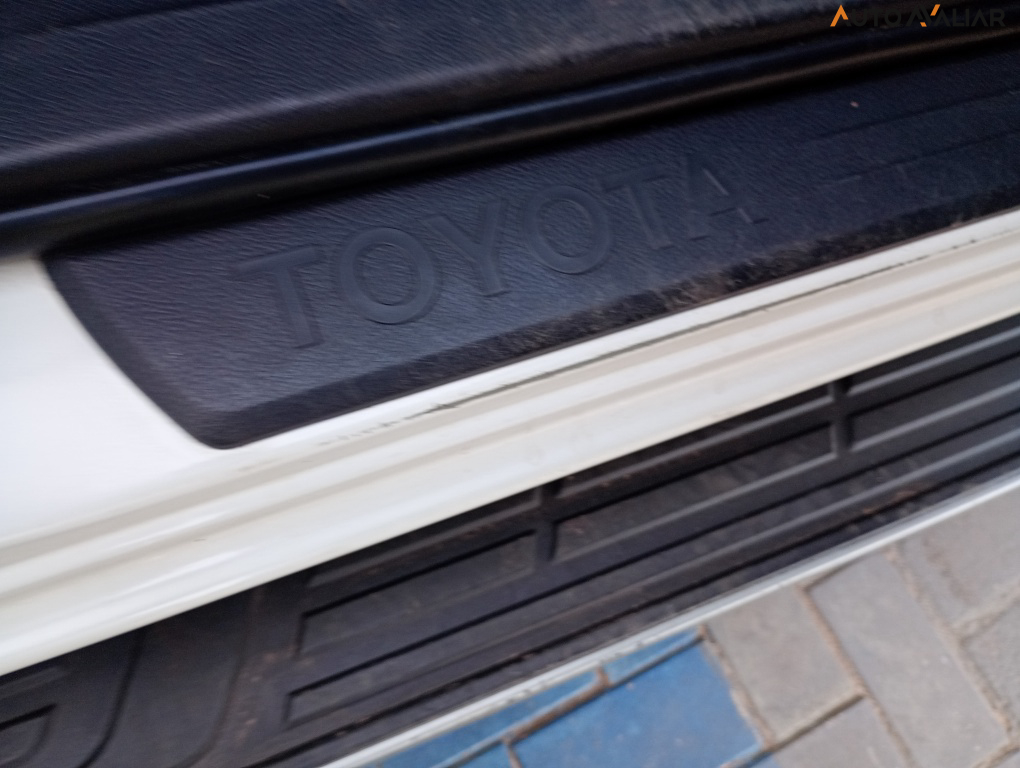 TOYOTA HILUX SW4 2.8 D-4D TURBO DIESEL SRX 7L 4X4 AUTOM&Aacute;TICO