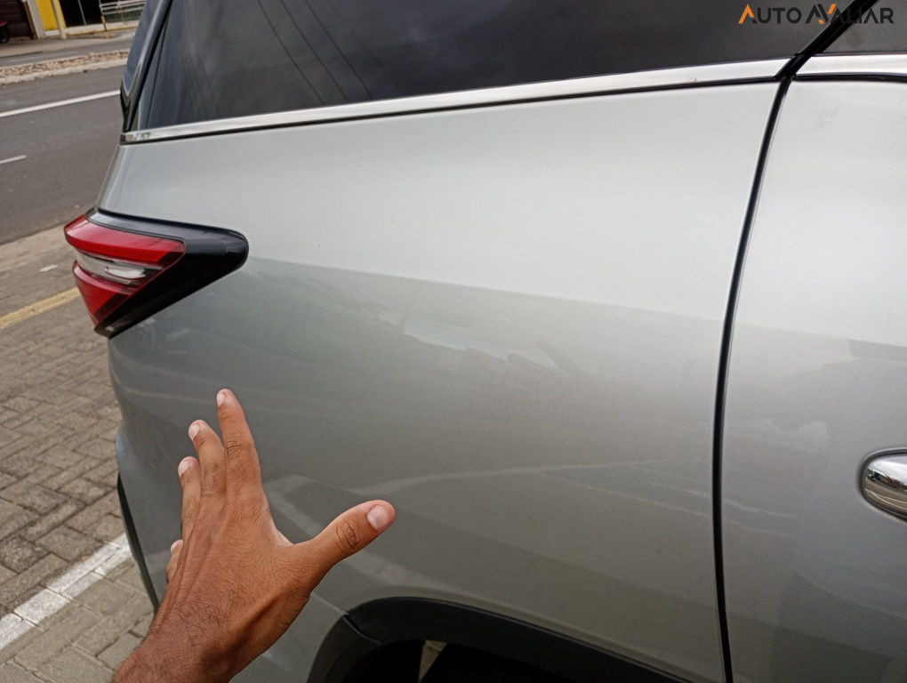 TOYOTA HILUX SW4 2.8 D-4D TURBO DIESEL SRX PLATINUM 7L 4X4 AUTOM&Aacute;TICO