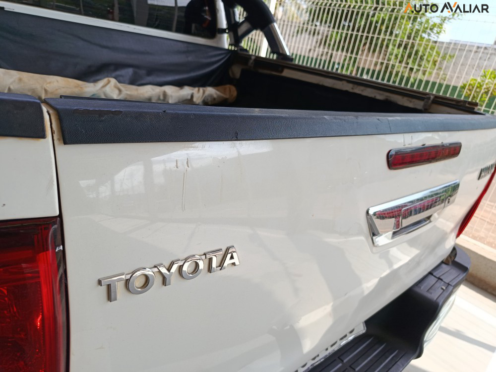 TOYOTA HILUX 2.8 D-4D TURBO DIESEL CD SR 4X4 AUTOM&Aacute;TICO