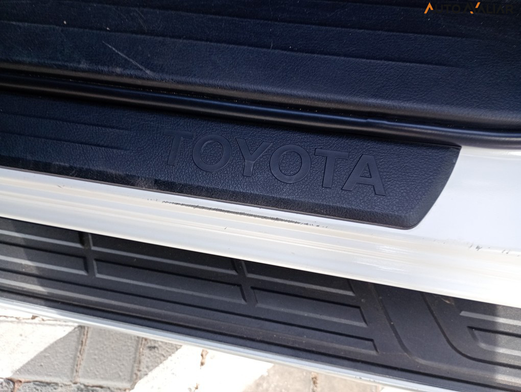 TOYOTA HILUX SW4 2.8 D-4D TURBO DIESEL SRX 7L 4X4 AUTOM&Aacute;TICO