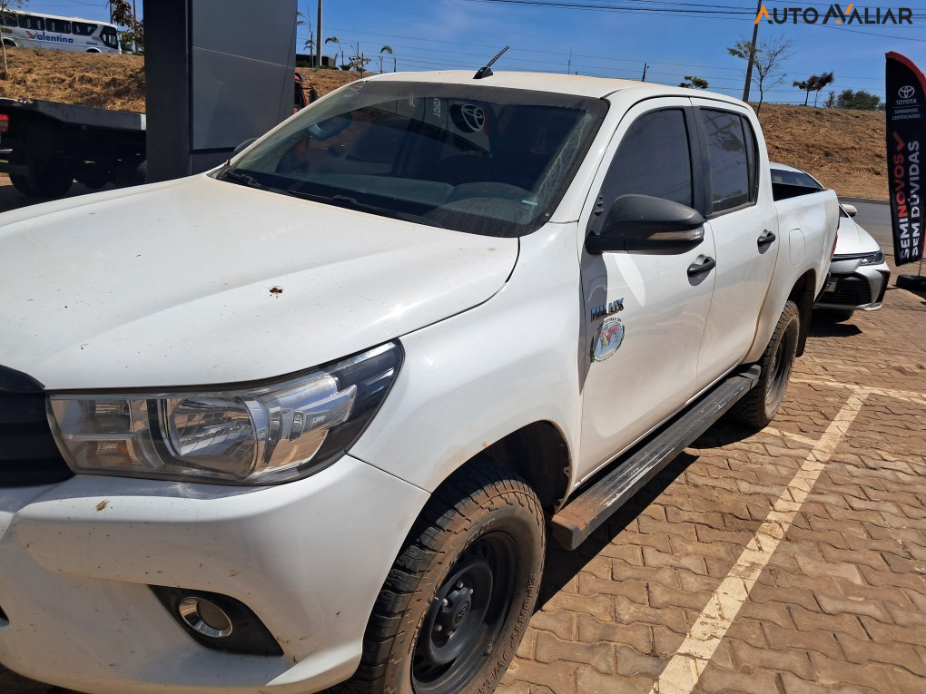 TOYOTA HILUX 2.8 POWER PACK 4X4 CD 16V DIESEL 4P MANUAL