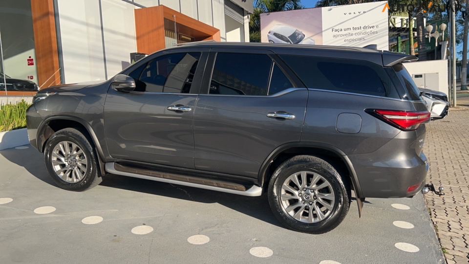 TOYOTA HILUX SW4 2.8 D-4D TURBO DIESEL SRX 4X4 AUTOM&Aacute;TICO