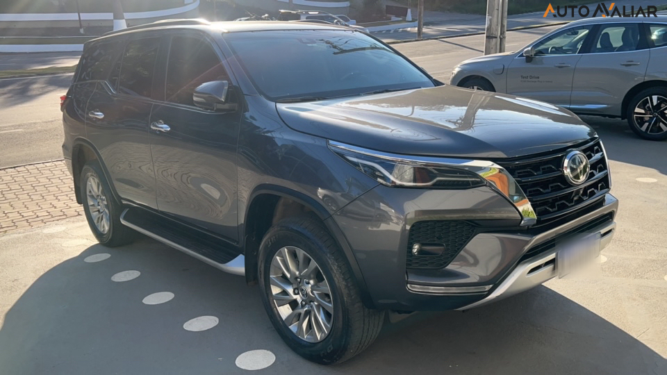 TOYOTA HILUX SW4 2.8 D-4D TURBO DIESEL SRX 4X4 AUTOMÁTICO