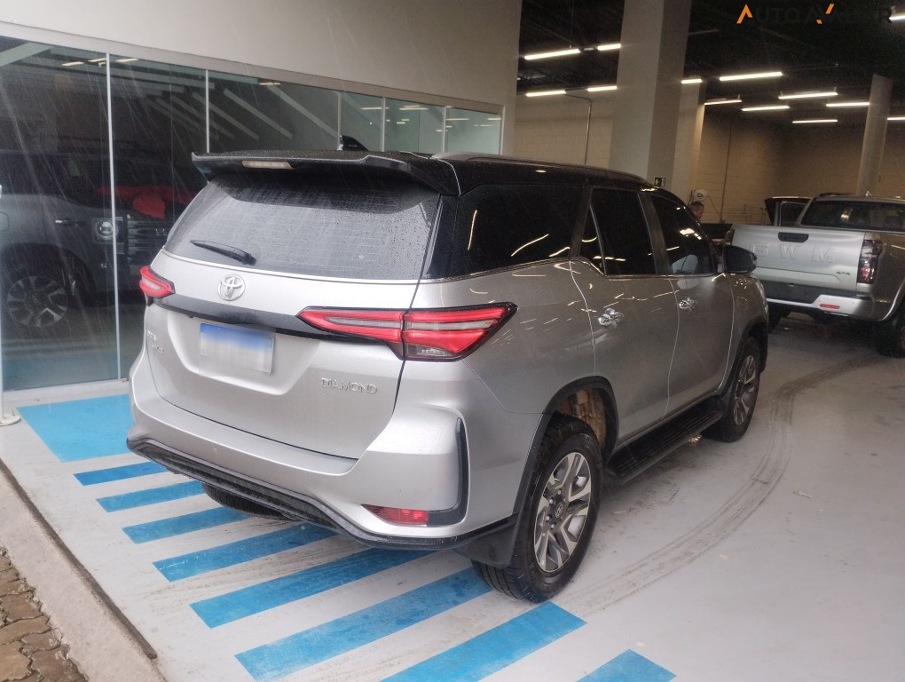 TOYOTA HILUX SW4 2.8 D-4D TURBO DIESEL DIAMOND 7L 4X4 AUTOM&Aacute;TICO