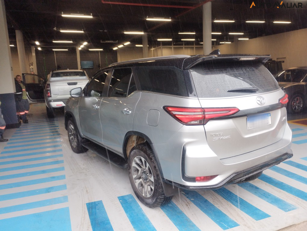 TOYOTA HILUX SW4 2.8 D-4D TURBO DIESEL DIAMOND 7L 4X4 AUTOM&Aacute;TICO