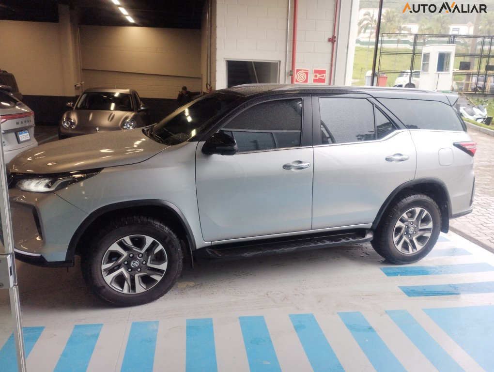 TOYOTA HILUX SW4 2.8 D-4D TURBO DIESEL DIAMOND 7L 4X4 AUTOM&Aacute;TICO