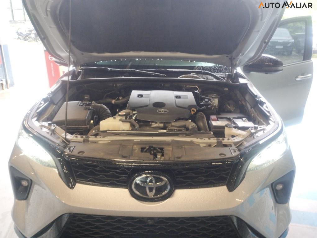 TOYOTA HILUX SW4 2.8 D-4D TURBO DIESEL DIAMOND 7L 4X4 AUTOM&Aacute;TICO