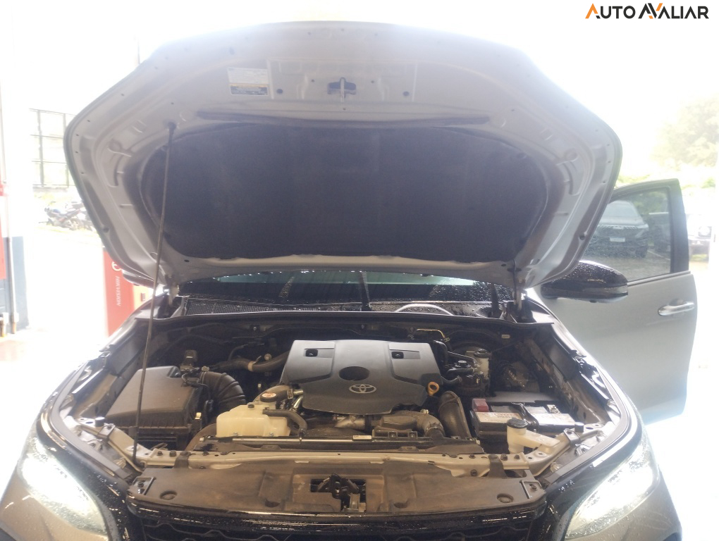 TOYOTA HILUX SW4 2.8 D-4D TURBO DIESEL DIAMOND 7L 4X4 AUTOM&Aacute;TICO