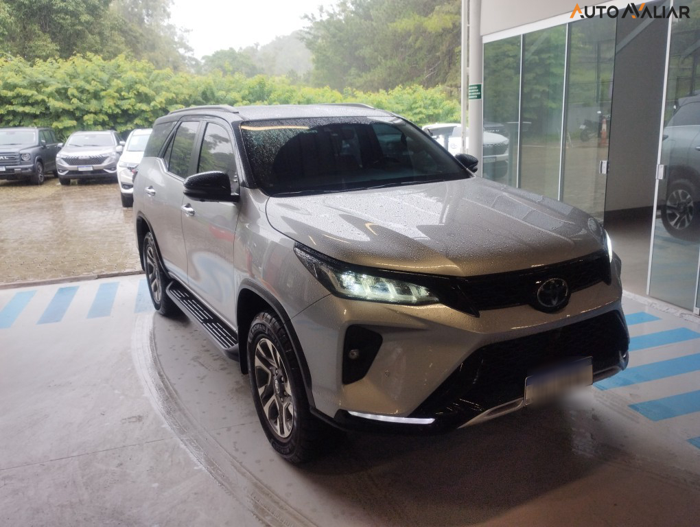 TOYOTA HILUX SW4 2.8 D-4D TURBO DIESEL DIAMOND 7L 4X4 AUTOMÁTICO