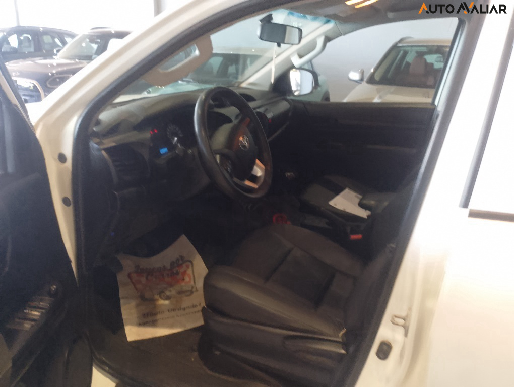 TOYOTA HILUX 2.8 D-4D TURBO DIESEL CD POWER PACK 4X4 MANUAL