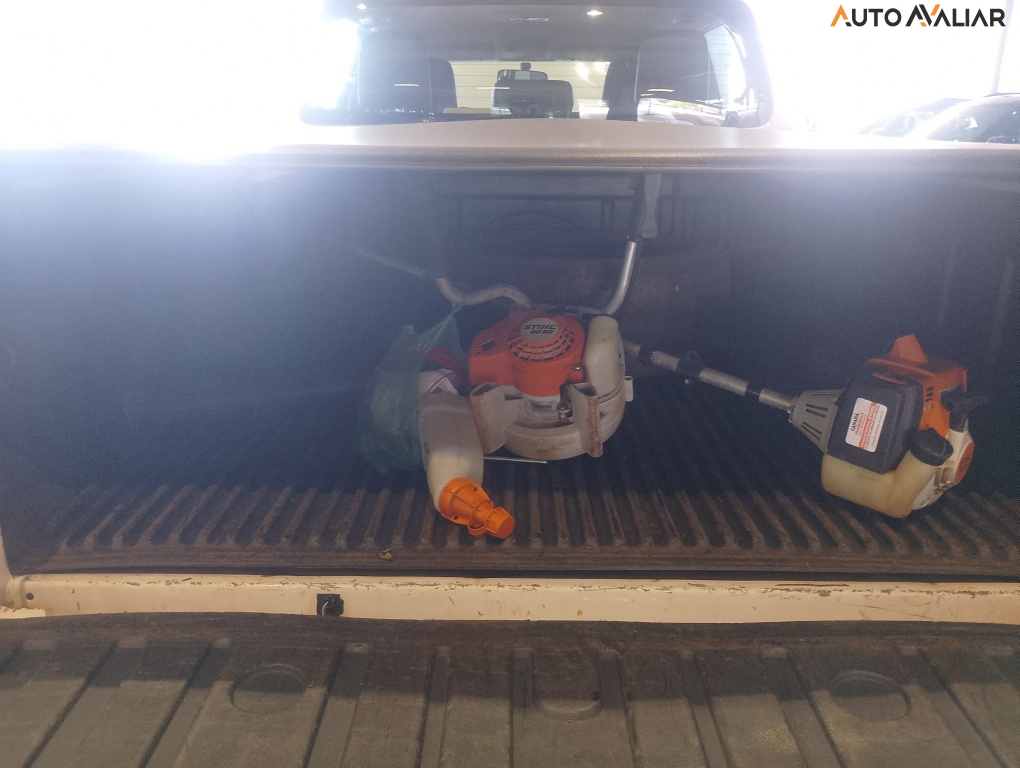 TOYOTA HILUX 2.8 D-4D TURBO DIESEL CD POWER PACK 4X4 MANUAL