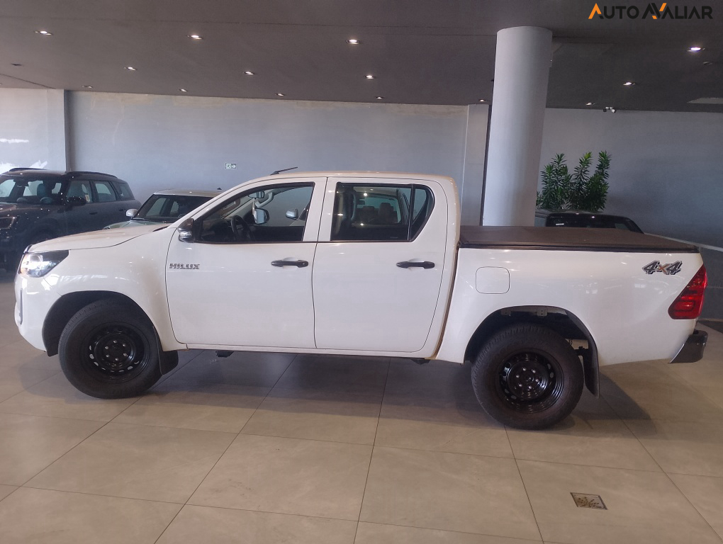 TOYOTA HILUX 2.8 D-4D TURBO DIESEL CD POWER PACK 4X4 MANUAL