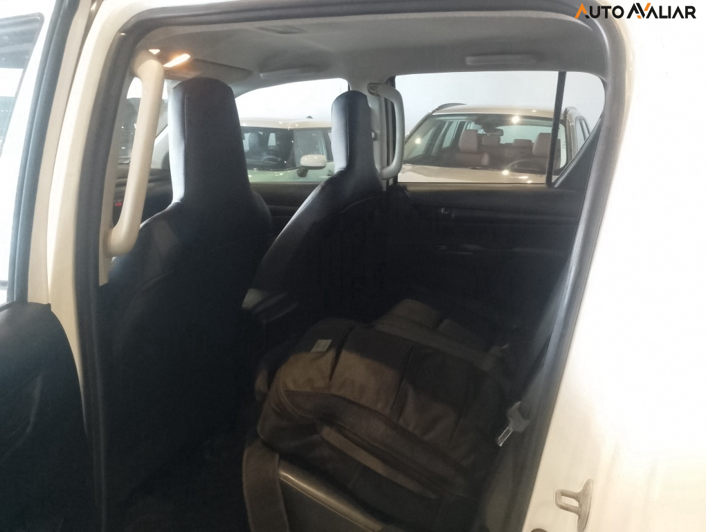 TOYOTA HILUX 2.8 D-4D TURBO DIESEL CD POWER PACK 4X4 MANUAL