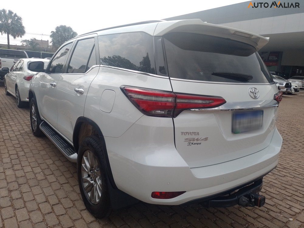 TOYOTA HILUX SW4 2.8 D-4D TURBO DIESEL SRX 7L 4X4 AUTOM&Aacute;TICO