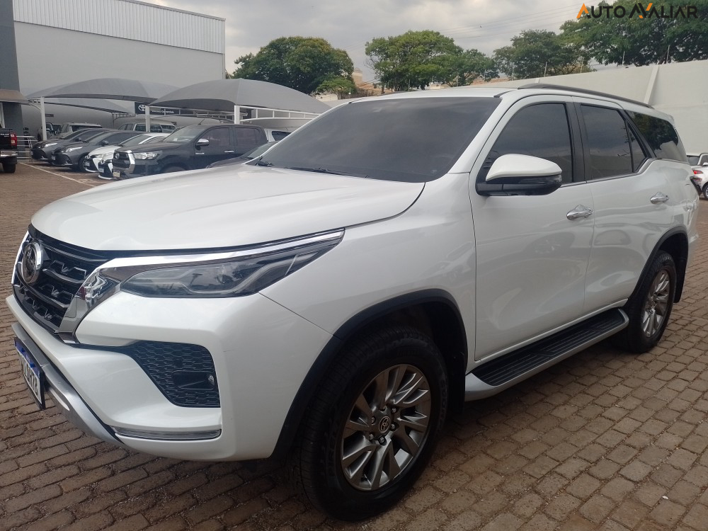 TOYOTA HILUX SW4 2.8 D-4D TURBO DIESEL SRX 7L 4X4 AUTOM&Aacute;TICO