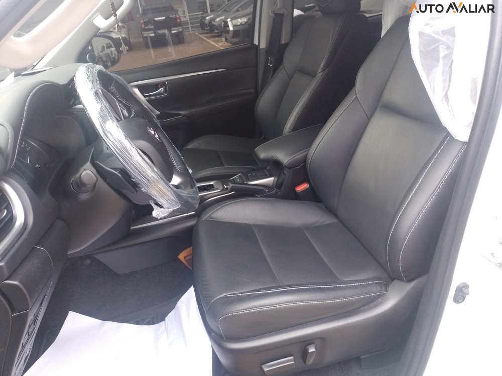 TOYOTA HILUX SW4 2.8 D-4D TURBO DIESEL SRX 7L 4X4 AUTOM&Aacute;TICO