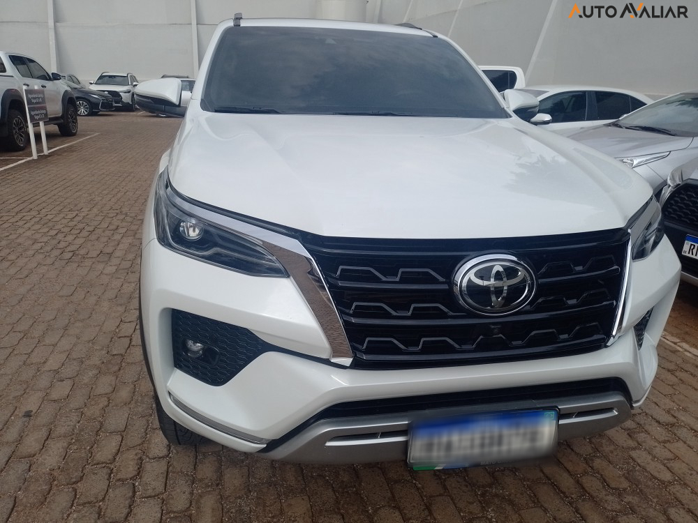 TOYOTA HILUX SW4 2.8 D-4D TURBO DIESEL SRX 7L 4X4 AUTOM&Aacute;TICO