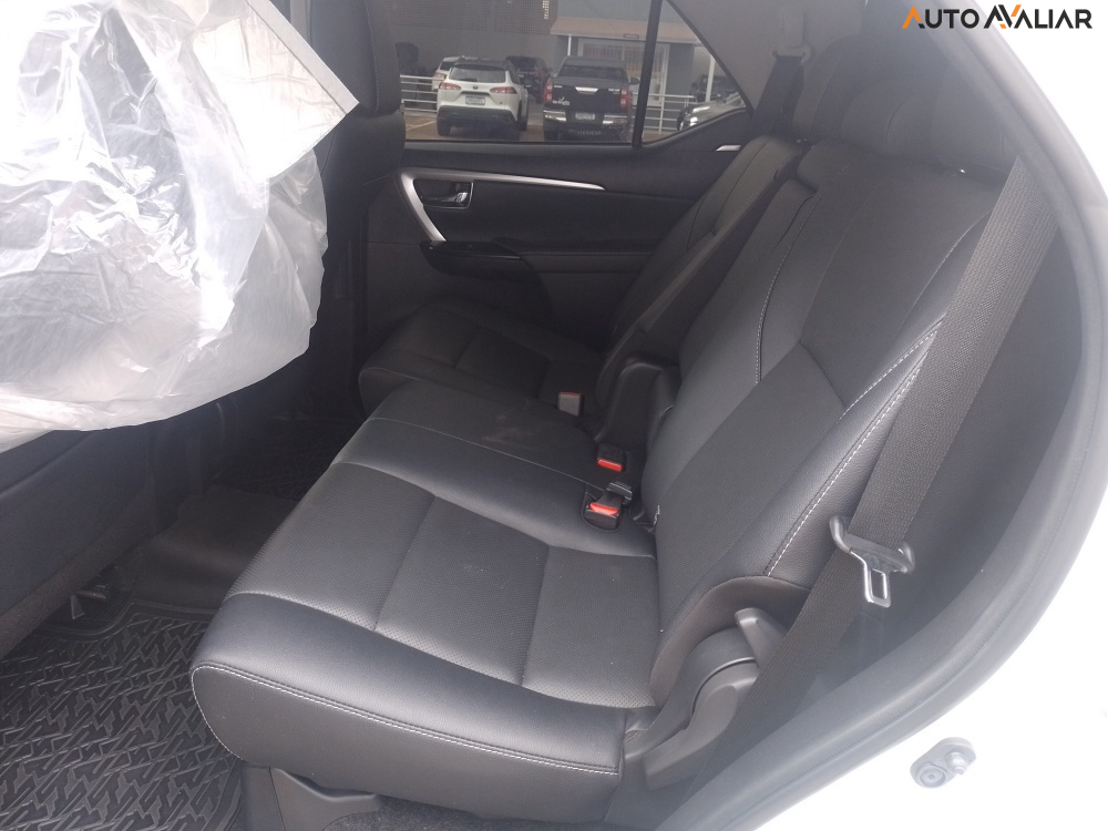 TOYOTA HILUX SW4 2.8 D-4D TURBO DIESEL SRX 7L 4X4 AUTOM&Aacute;TICO