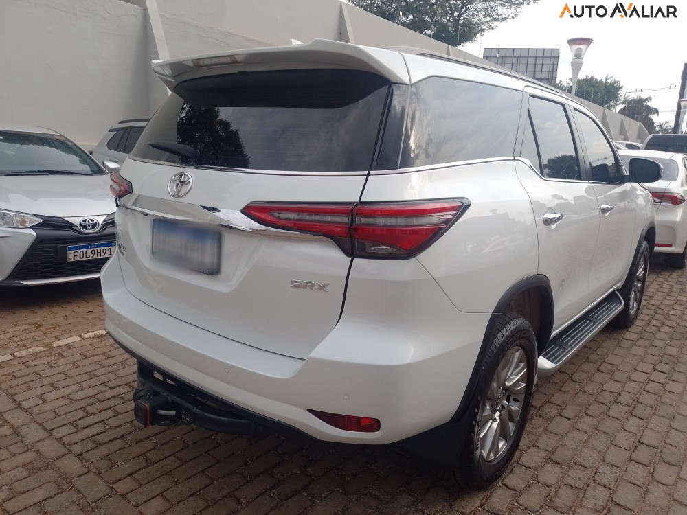 TOYOTA HILUX SW4 2.8 D-4D TURBO DIESEL SRX 7L 4X4 AUTOM&Aacute;TICO