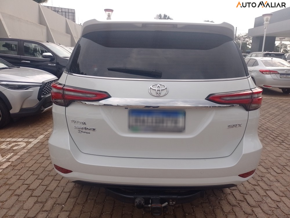 TOYOTA HILUX SW4 2.8 D-4D TURBO DIESEL SRX 7L 4X4 AUTOM&Aacute;TICO