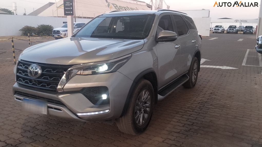 TOYOTA HILUX SW4 2.8 D-4D TURBO DIESEL SRX 4X4 AUTOM&Aacute;TICO