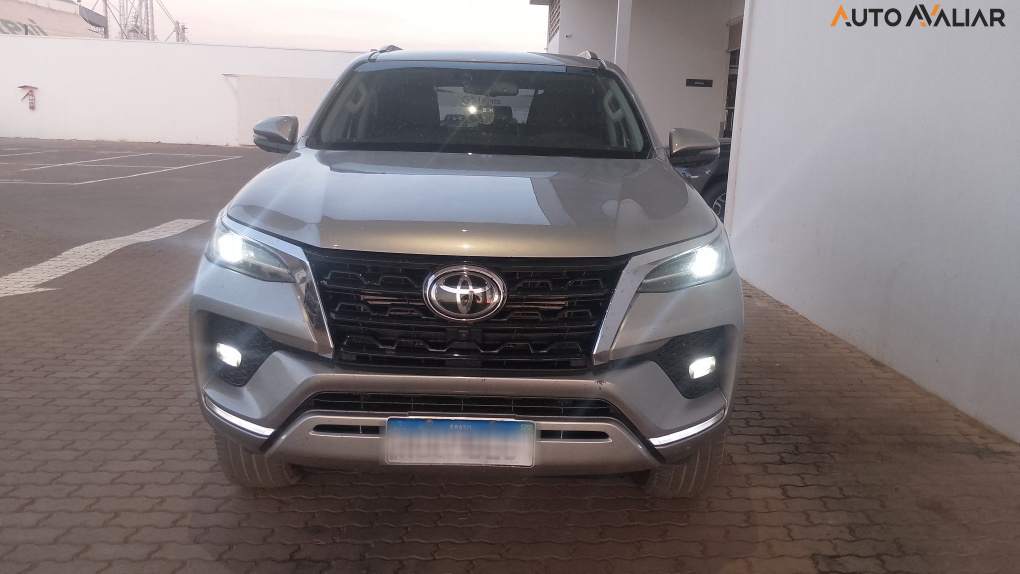 TOYOTA HILUX SW4 2.8 D-4D TURBO DIESEL SRX 4X4 AUTOM&Aacute;TICO