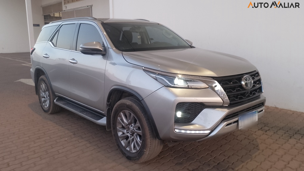 TOYOTA HILUX SW4 2.8 D-4D TURBO DIESEL SRX 4X4 AUTOMÁTICO