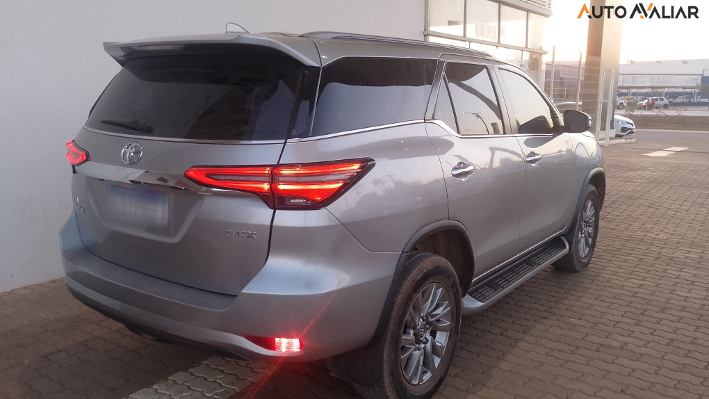 TOYOTA HILUX SW4 2.8 D-4D TURBO DIESEL SRX 4X4 AUTOM&Aacute;TICO