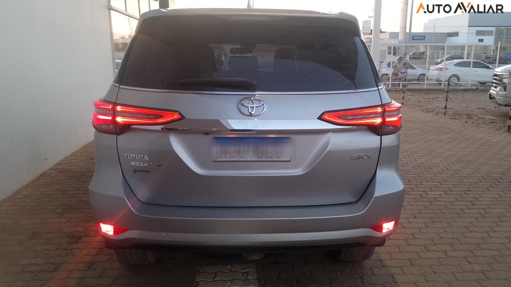 TOYOTA HILUX SW4 2.8 D-4D TURBO DIESEL SRX 4X4 AUTOM&Aacute;TICO