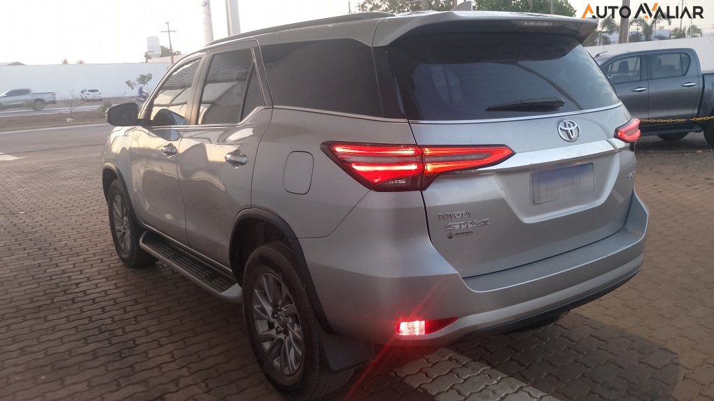 TOYOTA HILUX SW4 2.8 D-4D TURBO DIESEL SRX 4X4 AUTOM&Aacute;TICO