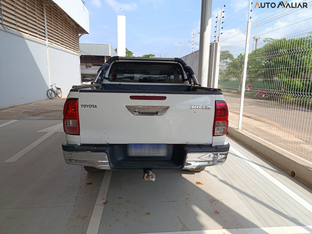 TOYOTA HILUX 2.8 D-4D TURBO DIESEL CD SR 4X4 AUTOM&Aacute;TICO