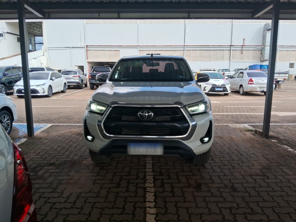 TOYOTA HILUX 2.8 D-4D TURBO DIESEL CD SRX 4X4 AUTOMÁTICO