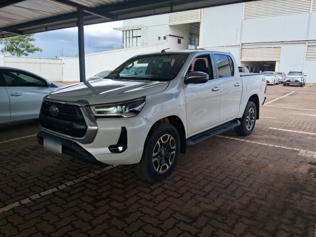 TOYOTA HILUX 2.8 D-4D TURBO DIESEL CD SRX 4X4 AUTOM&Aacute;TICO