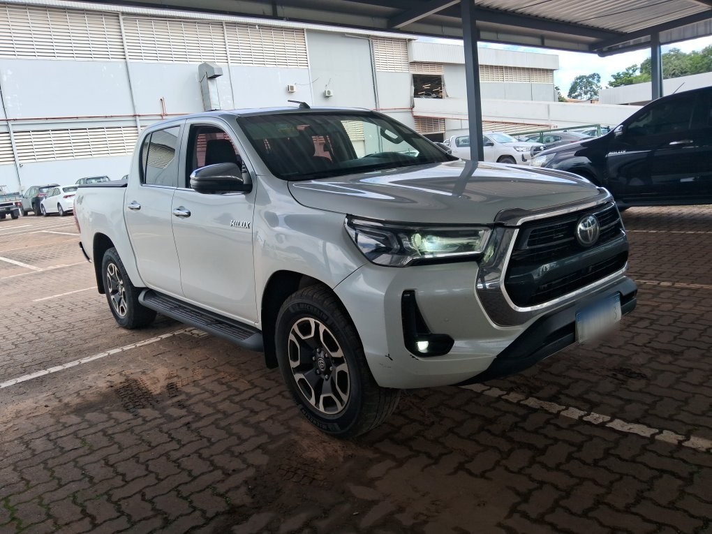 TOYOTA HILUX 2.8 D-4D TURBO DIESEL CD SRX 4X4 AUTOM&Aacute;TICO