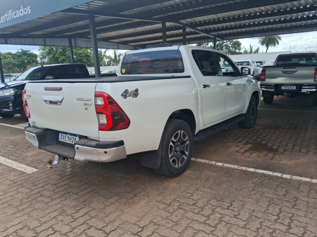 TOYOTA HILUX 2.8 D-4D TURBO DIESEL CD SRX 4X4 AUTOM&Aacute;TICO