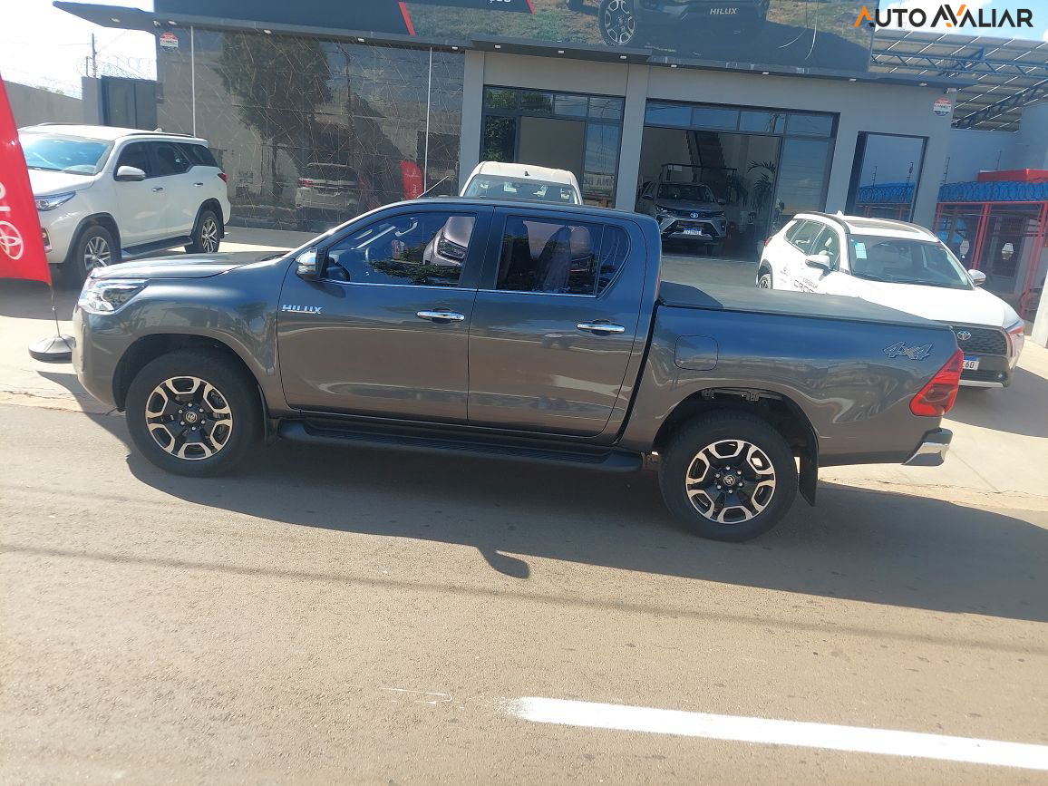 TOYOTA HILUX 2.8 D-4D TURBO DIESEL CD SRX 4X4 AUTOM&Aacute;TICO