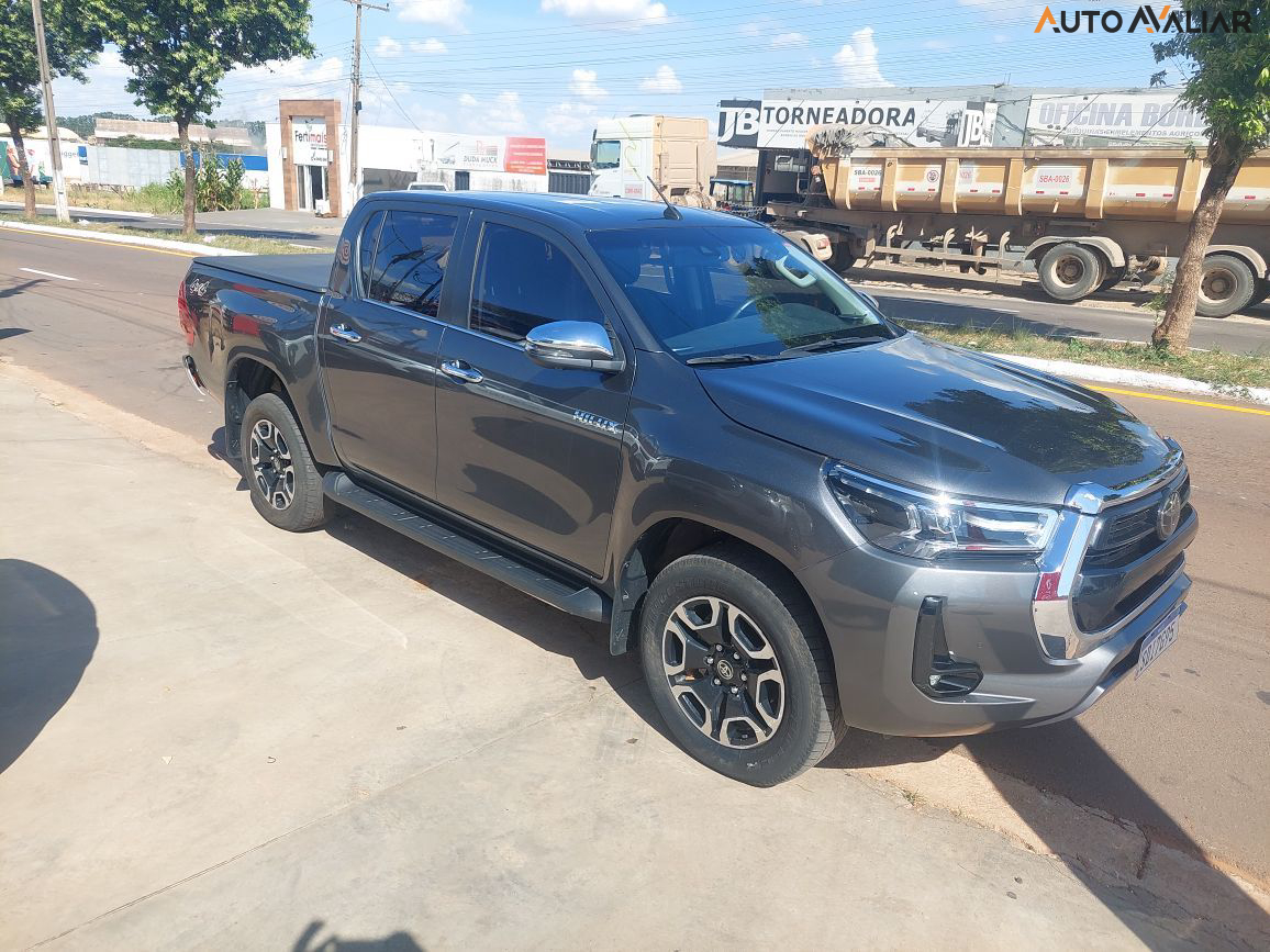TOYOTA HILUX 2.8 D-4D TURBO DIESEL CD SRX 4X4 AUTOMÁTICO
