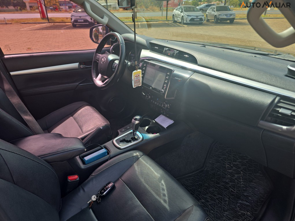 TOYOTA HILUX 2.8 D-4D TURBO DIESEL CD SRX 4X4 AUTOM&Aacute;TICO