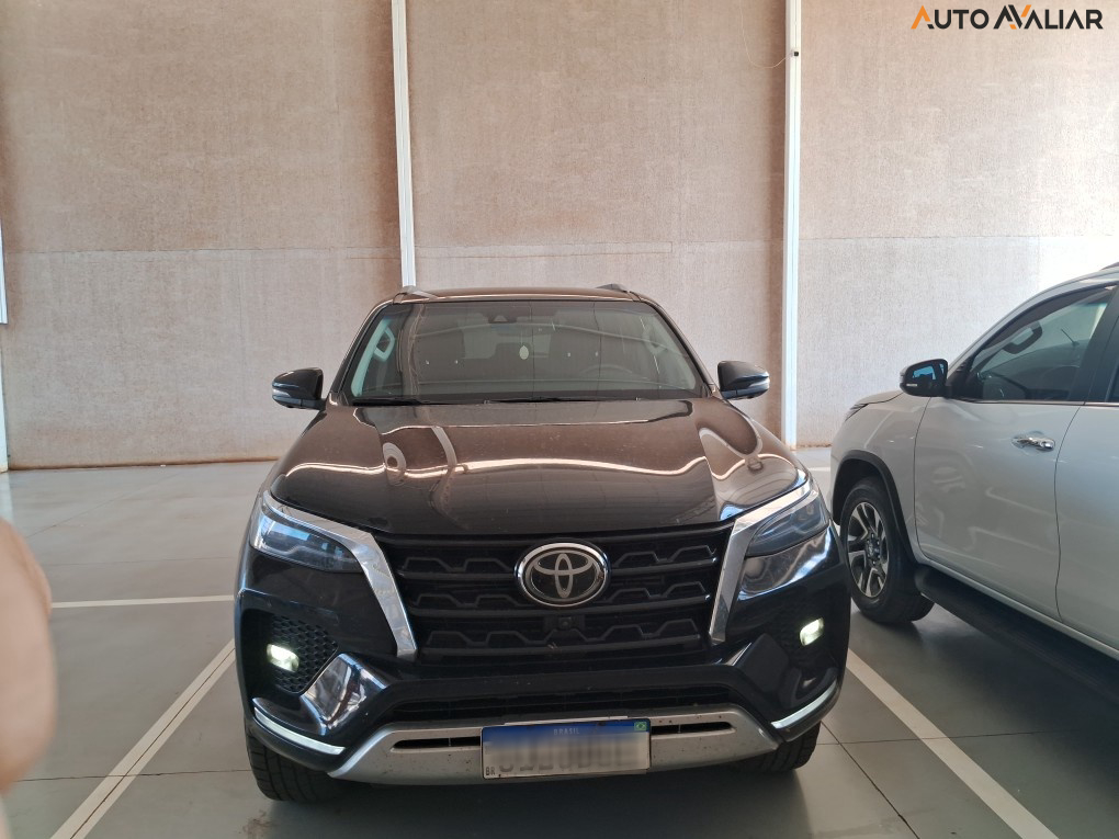 TOYOTA HILUX SW4 2.8 D-4D TURBO DIESEL SRX 7L 4X4 AUTOMÁTICO