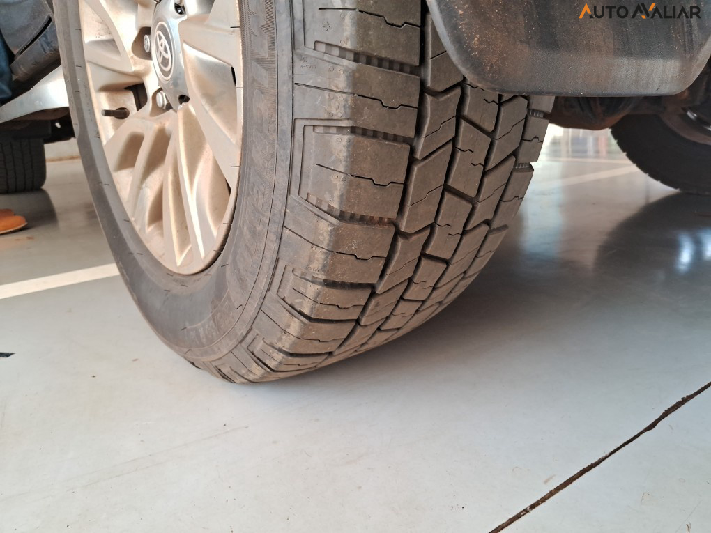 TOYOTA HILUX SW4 2.8 D-4D TURBO DIESEL SRX 7L 4X4 AUTOM&Aacute;TICO